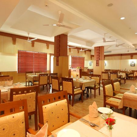 Hotel Airlink Castle Nedumbassery Bagian luar foto