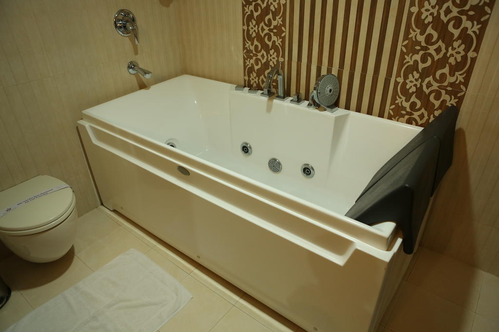 Hotel Airlink Castle Nedumbassery Bagian luar foto