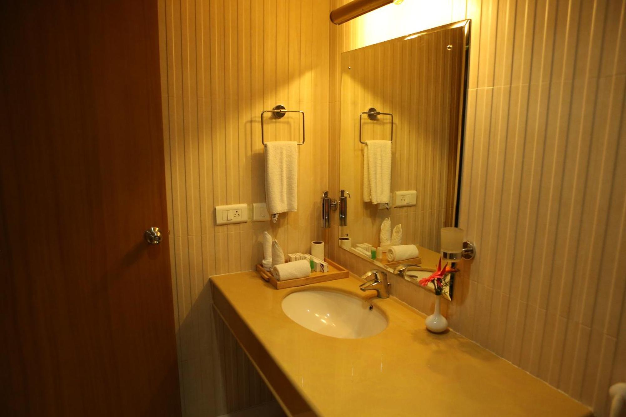 Hotel Airlink Castle Nedumbassery Bagian luar foto