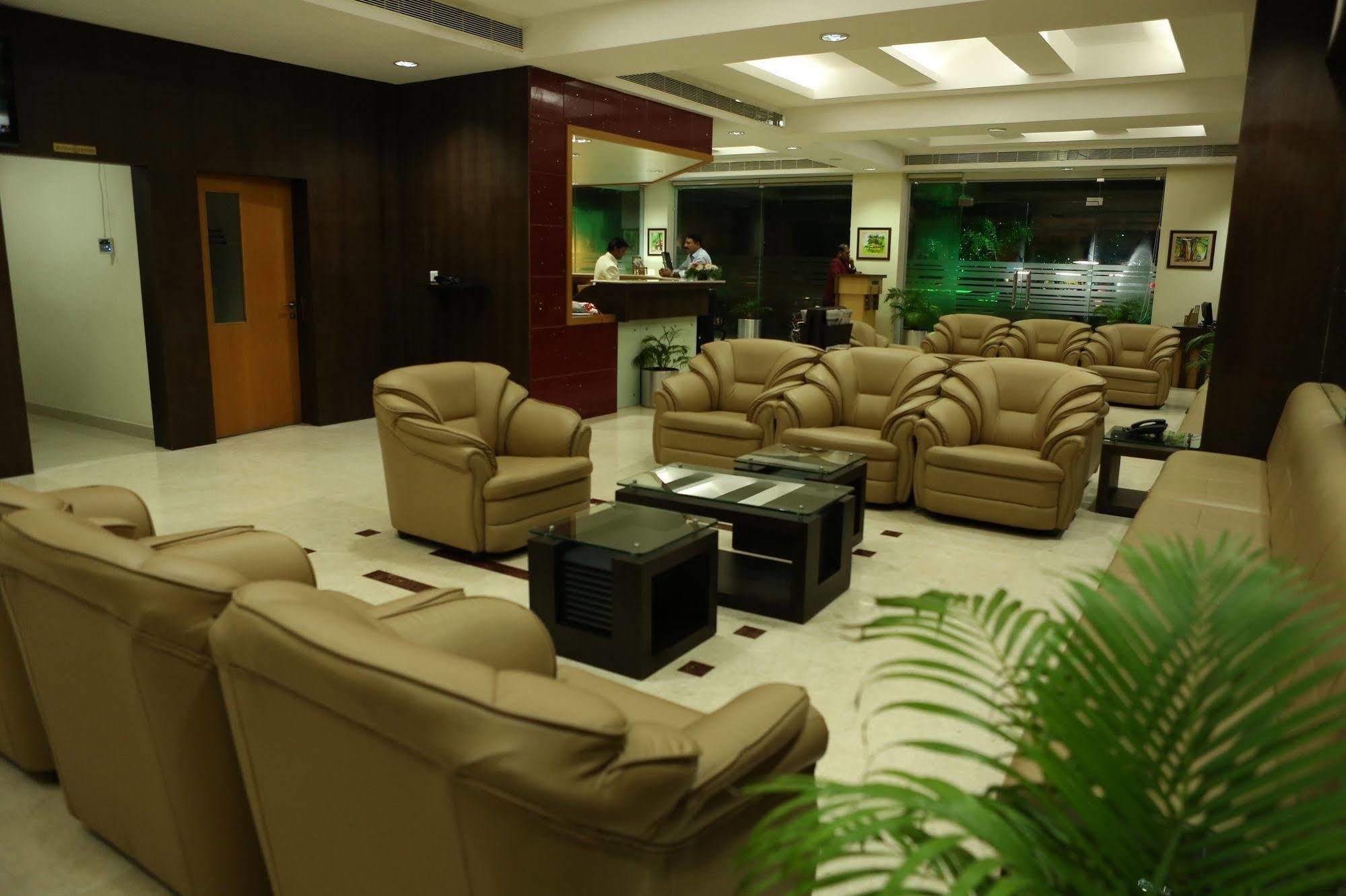 Hotel Airlink Castle Nedumbassery Bagian luar foto