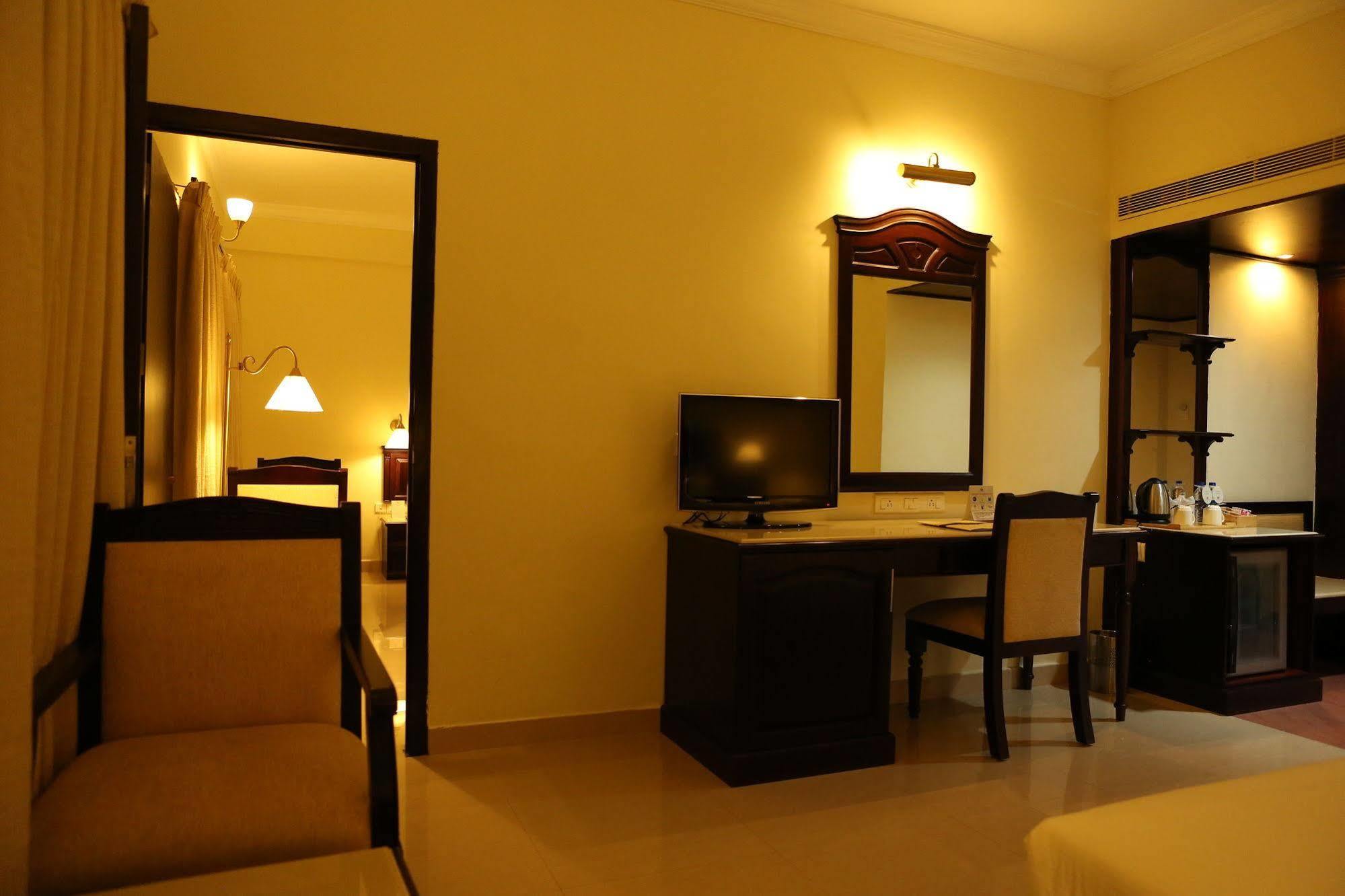 Hotel Airlink Castle Nedumbassery Bagian luar foto