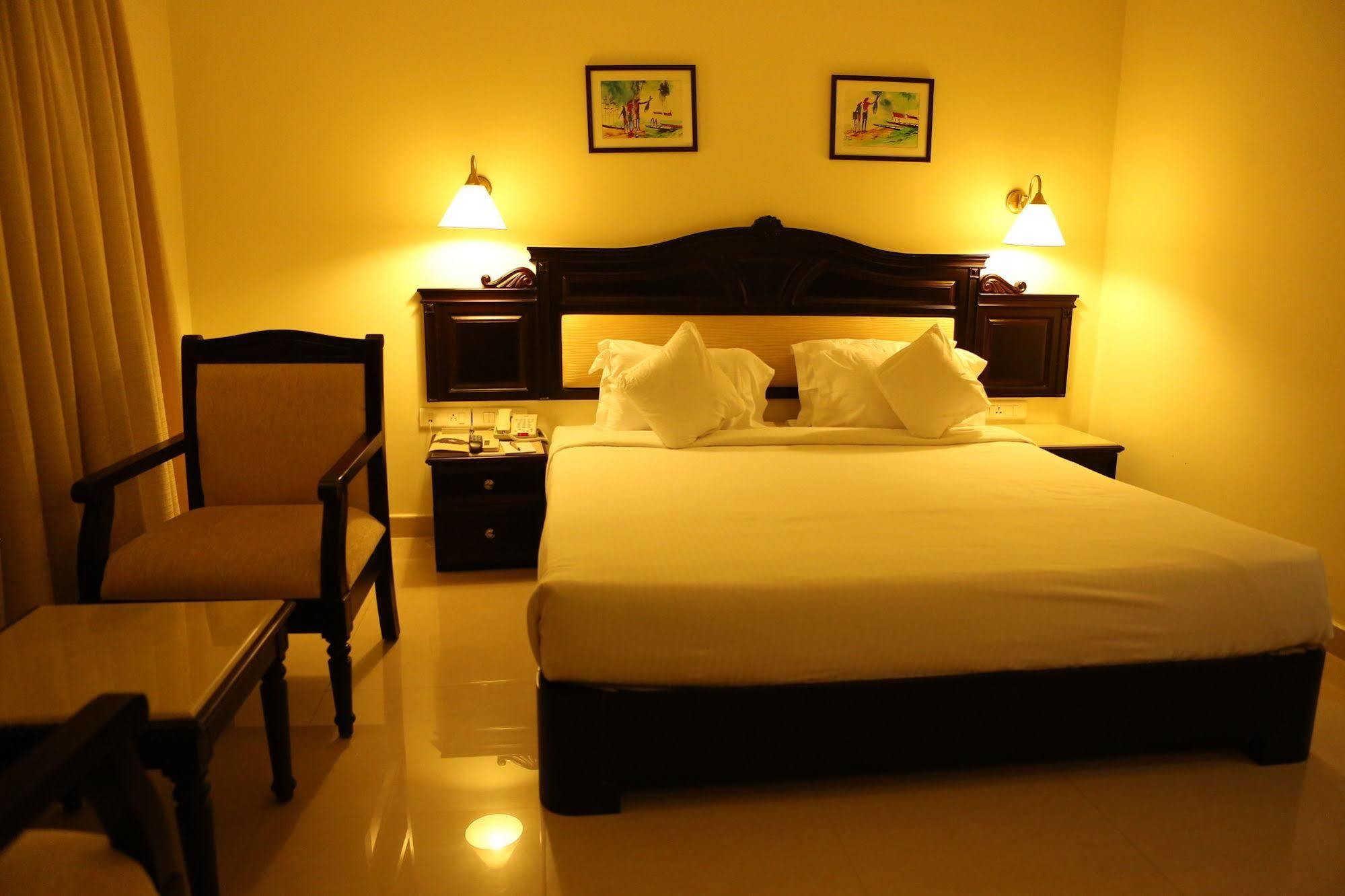 Hotel Airlink Castle Nedumbassery Bagian luar foto