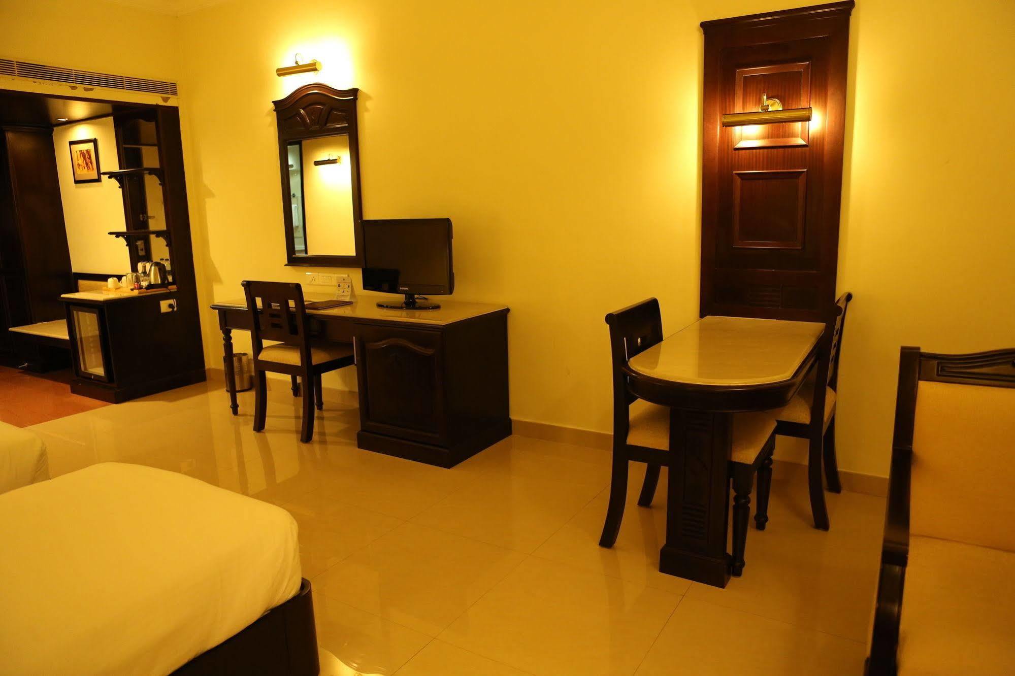 Hotel Airlink Castle Nedumbassery Bagian luar foto
