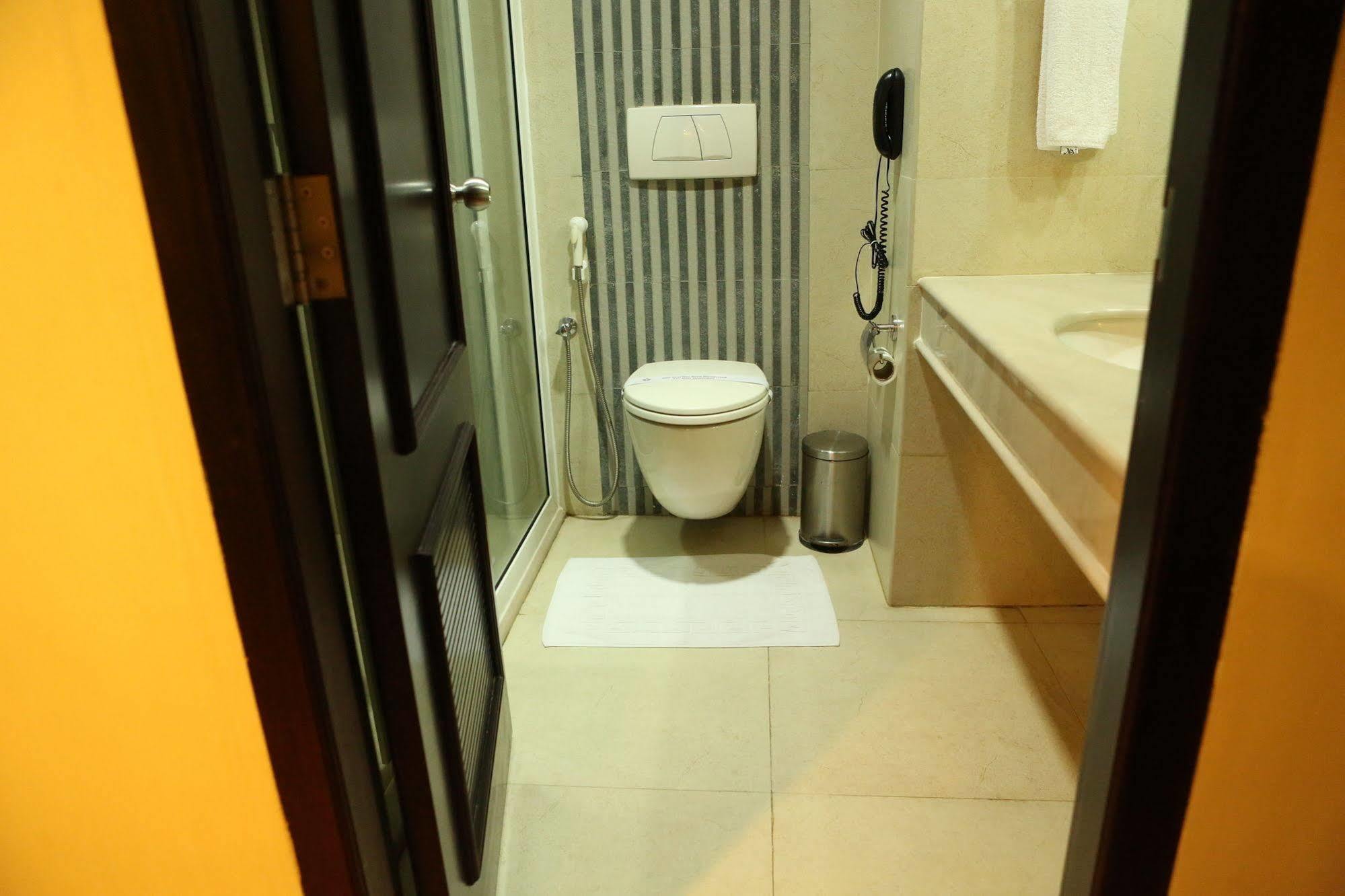 Hotel Airlink Castle Nedumbassery Bagian luar foto