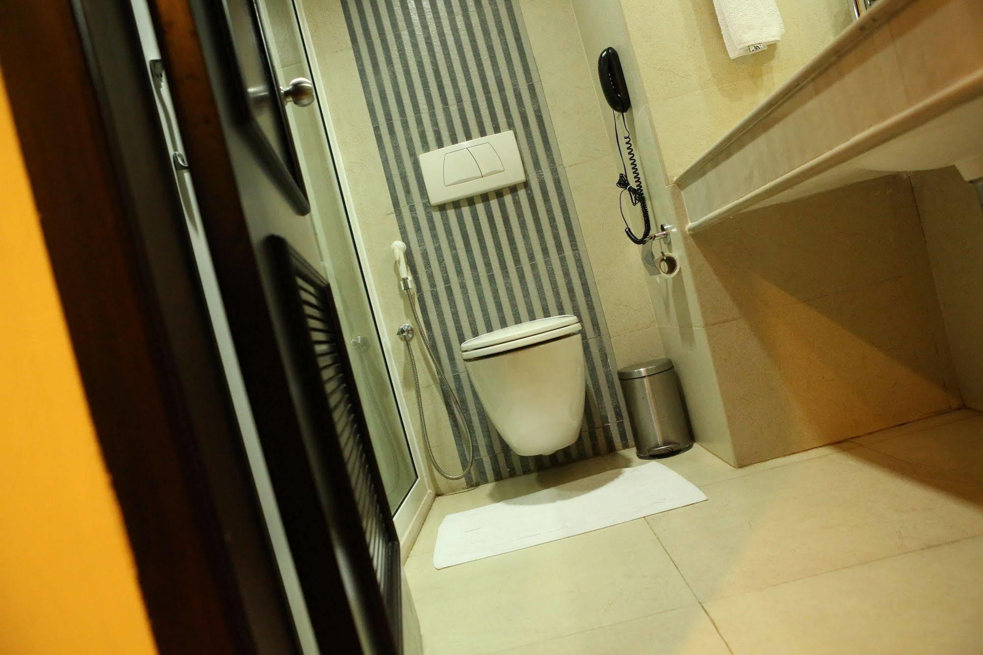 Hotel Airlink Castle Nedumbassery Bagian luar foto