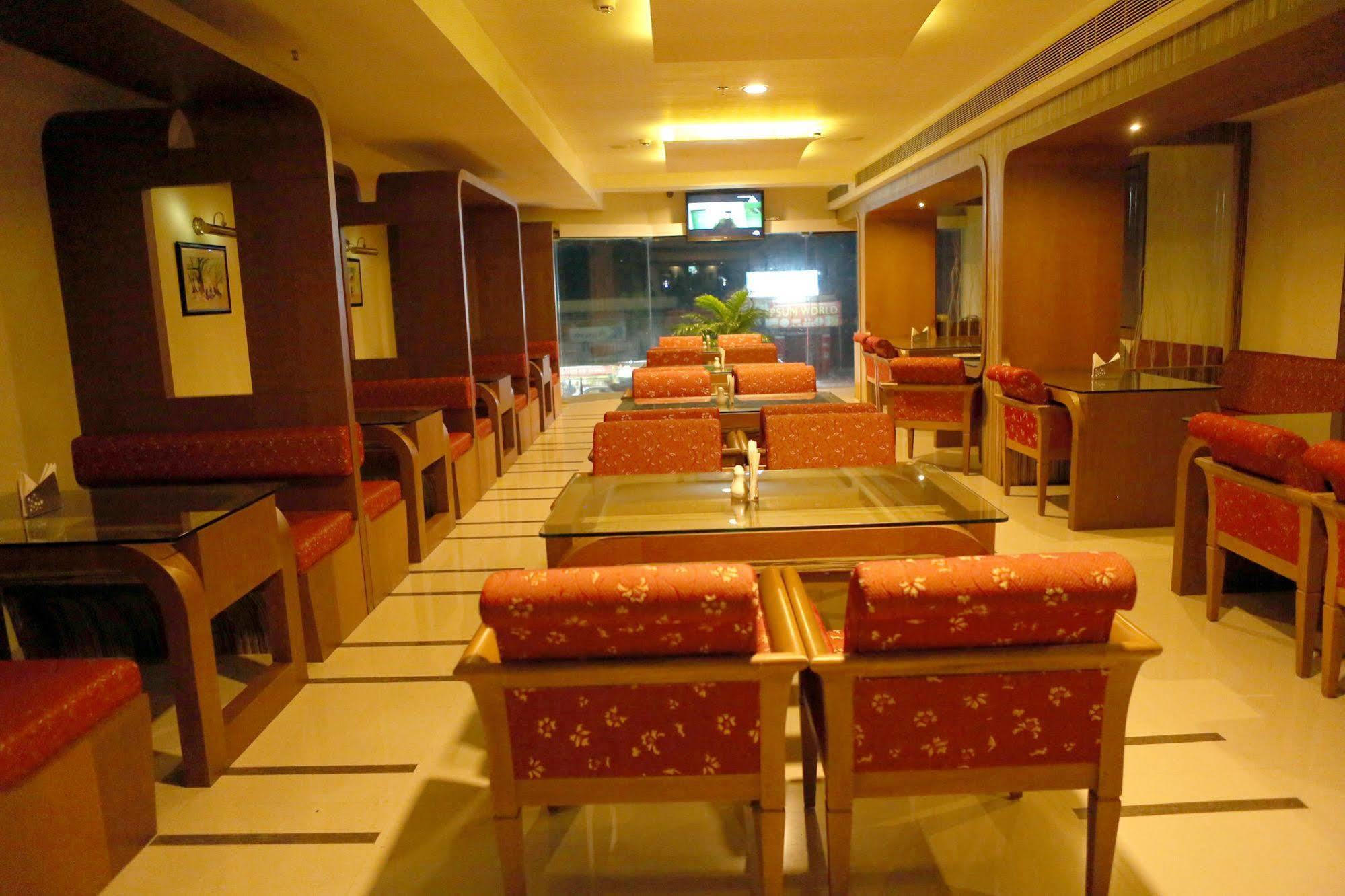 Hotel Airlink Castle Nedumbassery Bagian luar foto