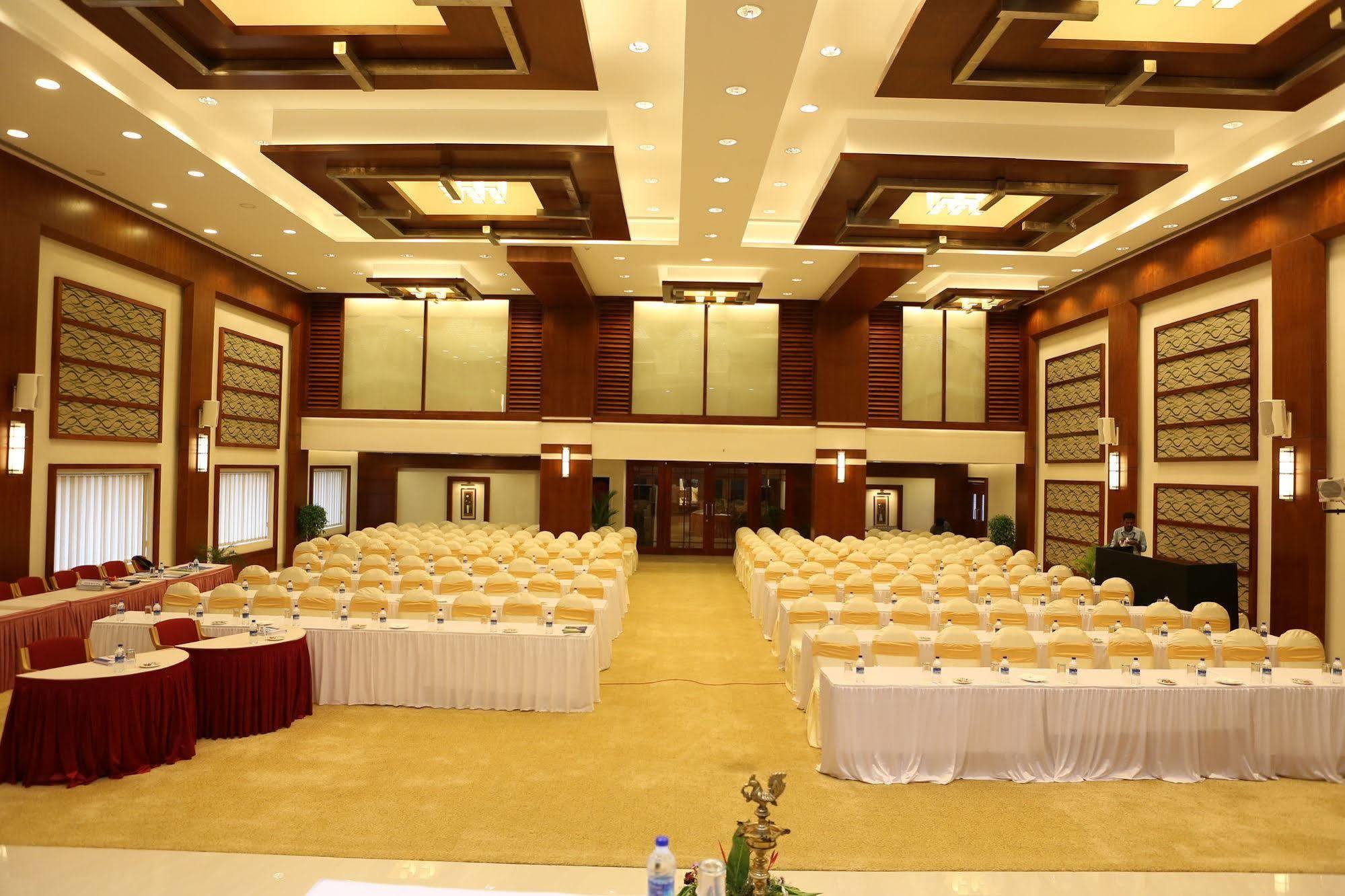 Hotel Airlink Castle Nedumbassery Bagian luar foto