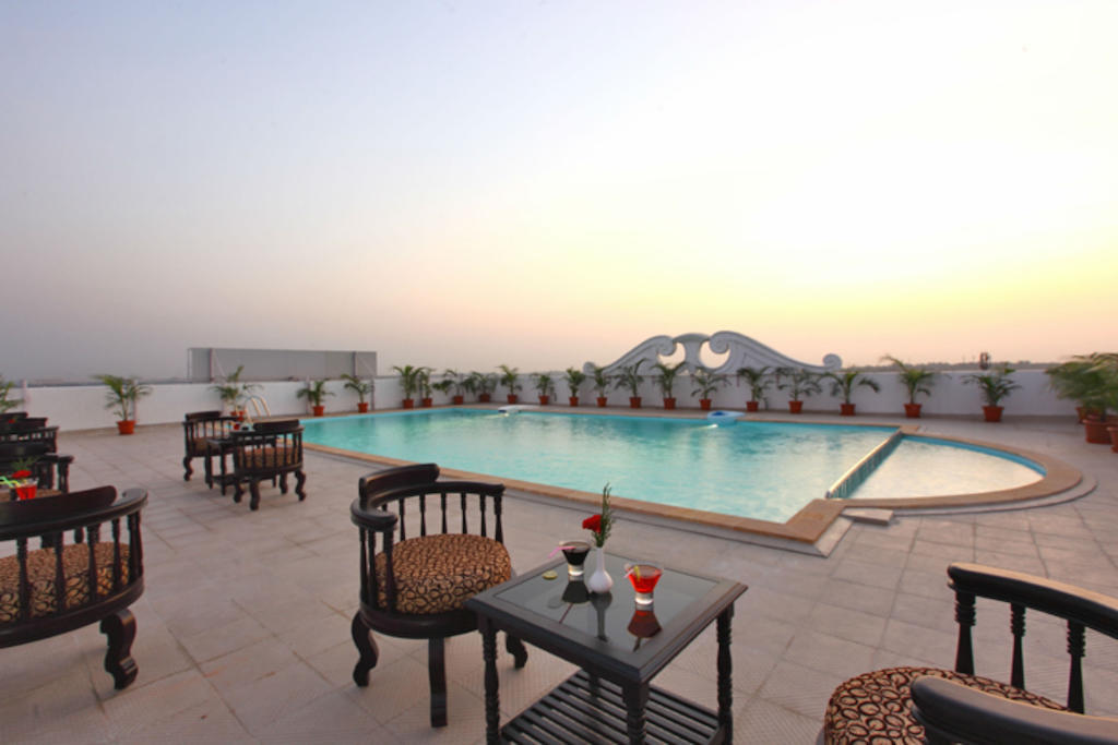 Hotel Airlink Castle Nedumbassery Bagian luar foto